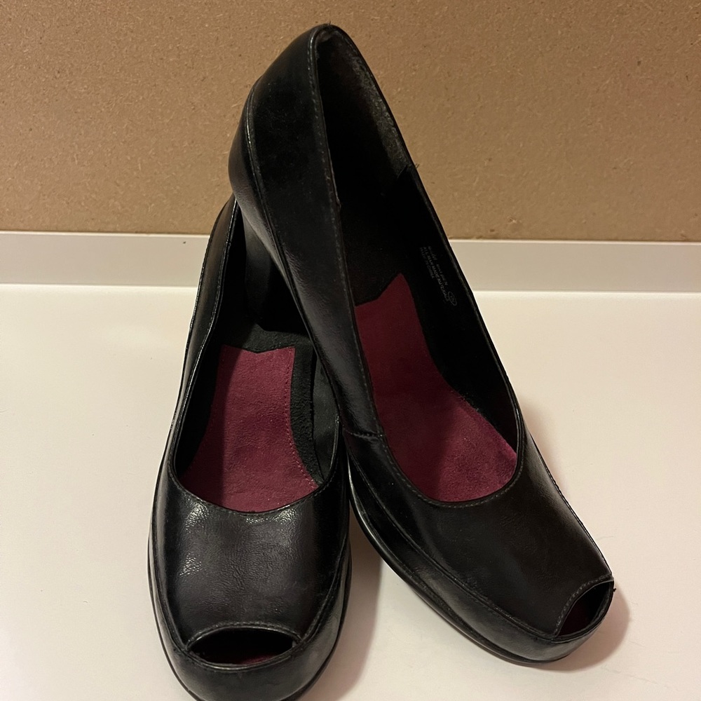Black Peep Toe Aerosoles Heels 6.5M